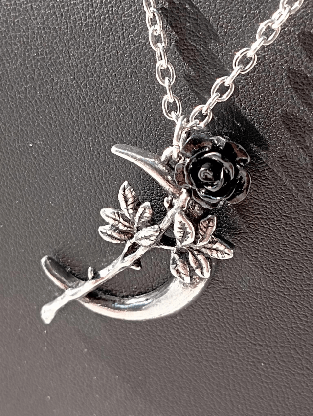 Pendentif "Nouvelle Lune & Rose Noire"