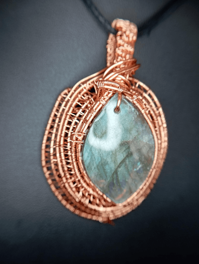Cabochon de Labradorite enchâssé dans une couronne de cuivre