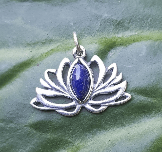 Pendentif Lapis Lazuli et fleur de lotus