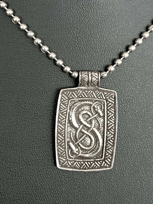 Pendentif Serpents d'Urnes
