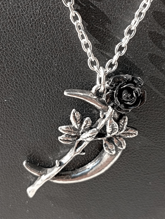 Pendentif "Nouvelle Lune & Rose Noire"