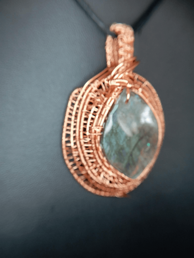 Cabochon de Labradorite enchâssé dans une couronne de cuivre