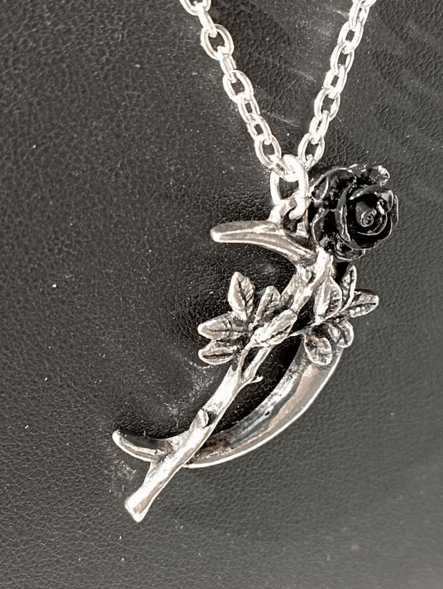 Pendentif "Nouvelle Lune & Rose Noire"